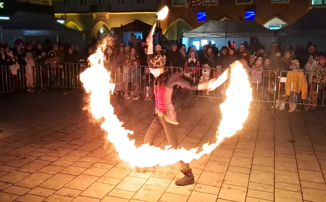Die Feuer-Show Fenfire begeisterte das Publikum mit Ihren waghalsingen Feuer-Beiträgen!