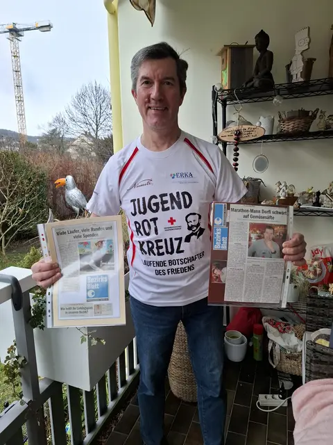 Michael Dorfstätter mit Ausschnitten aus den ersten Mödlinger Bezirksblättern, sorgfältig archiviert von seiner Mutter. | Foto: Dorfstätter