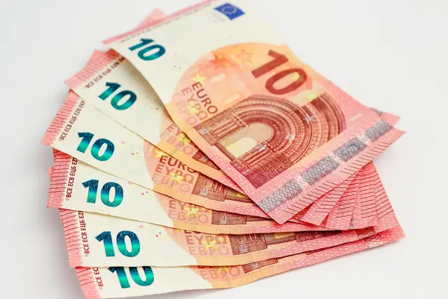 10.000 Euro in 10-Euro-Scheinen wird es am Freitag auf der Mahü regnen. (Symbolfoto) | Foto: Domas/Pixabay