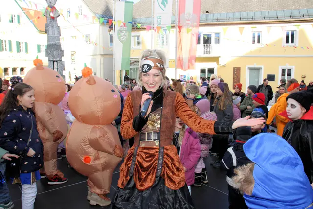 Sonja Pöschl glänzte mit ihrer Moderation bei der Faschingsshow in Ligist. | Foto: Cescutti