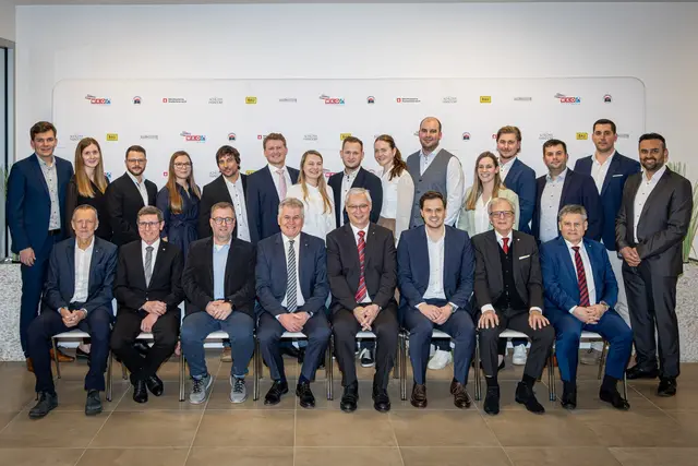 Niederösterreich freut sich über 19 neue Jungbaumeisterinnen und -meister: 1. Reihe (v.l.): Klaus Kiessler, Erwin Krammer, Stefan Schraml, Bundesinnungsmeister Robert Jägersberger, Landesinnungsmeister Günther Lehner, Bundesrat Sebastian Stark, Werner Müllner, Kristian Zeller; 2. Reihe (v.l.): David Schopp, Linda Moser, Maximilian Koppensteiner, Gabriela Hick, Christoph Harrer, Johannes Maximilian Gruber, Nicole Herdlitschka, David Florian Liebenauer, Sabrina Krieger, Klemens Burgstaller, Sabrina Harm, Fabian Lintner, Bernhard Forster, Harald Wischenbart, Faisal Ahmed. | Foto: Paul Plutsch