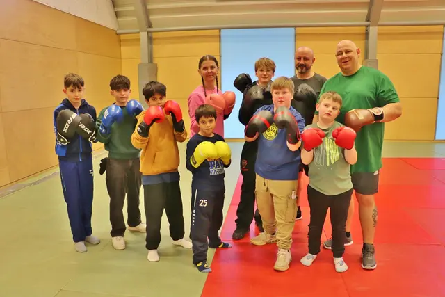 Manuel Rieger, Benjamin Tement (re) und Nicole Tement bei einer Boxer-Schnuppereinheit. | Foto: Edith Ertl
