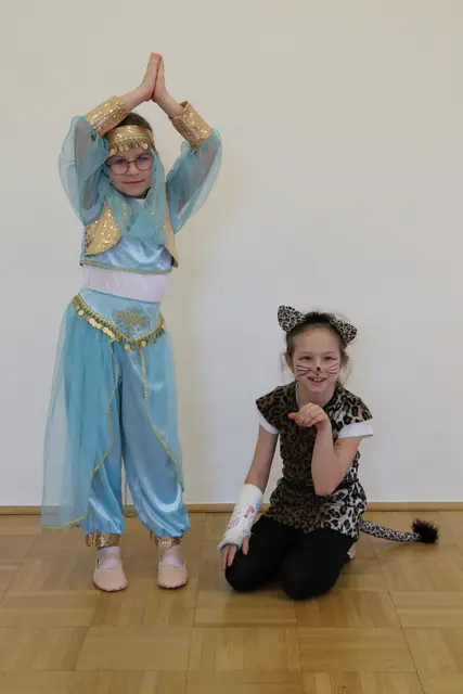 Grace, die orientalische Tänzerin und Carmen Katze