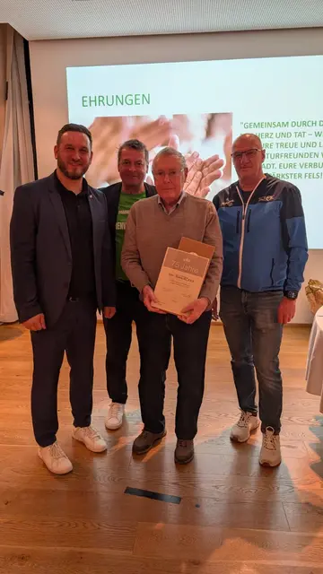 Anton Blaha wurde von Markus Schlapfer, Howdy Pammer und Robert Kalman für 75 Jahre Mitgliedschaft geehrt | Foto: Naturfreunde WN