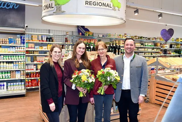 Offizielle Übernahme: Elisabeth Scheucher, Sophie Stichler (beide Spar), Kauffrau Christa Raffler und Bgm. Markus Tafeit.  | Foto: Freigassner
