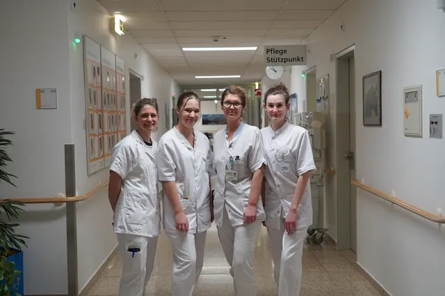 Carina Weißenborn freut sich mit den Mariella Mayer, Manuela Feichtinger und Carolin Muhr über das erfolgreiche Praktikum auf der Unfallstation am Salzkammergut Klinikum Bad Ischl. | Foto: OÖG