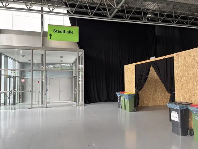 Der improvisierte Backstagebereich befindet sich in Halle C, von dort geht es direkt auf die Bühne.  | Foto: MeinBezirk/Markus Kropac
