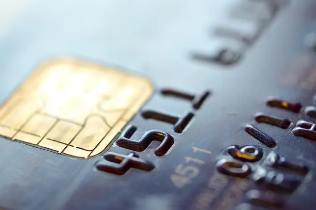 Einer 85-Jährigen soll ein Mann nach Hilfe bei Einkäufen und Terminbegleitungen Geld in Höhe von 60.000 Euro gestohlen haben. (Symbolfoto) | Foto: hamikus/Smarterpix