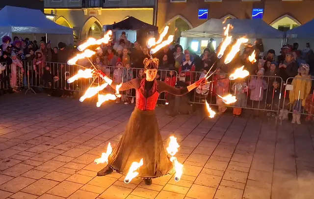 Die Feuer-Show Fenfire begeisterte das Publikum mit Ihren waghalsingen Feuer-Beiträgen!