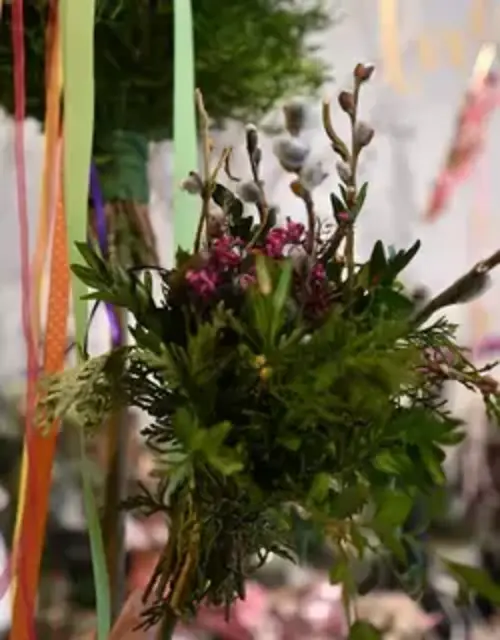 Geweihte Palmbuschen binden und dann am Grund/Feld stecken ist ein traditioneller Brauch in Österreich.
Er soll die kommende Ernte schützen und einen hohen Ertrag erzielen lassen.  | Foto: Blumentraum Wels