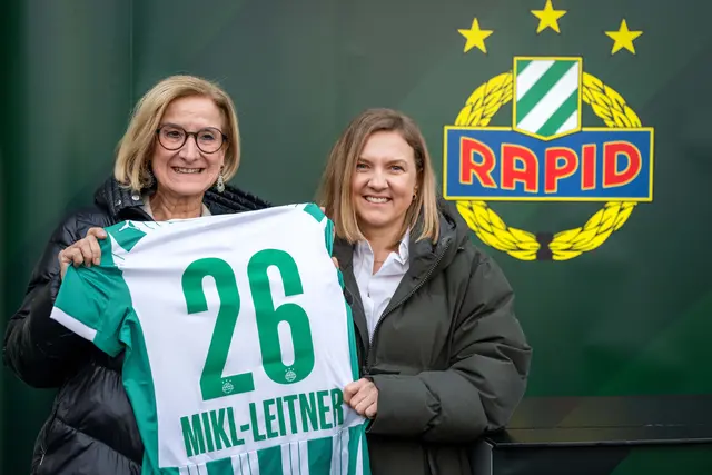 Zur Eröffnung des Rapid Fanshops freute sich Landeshauptfrau Johanna Mikl-Leitner über ihr Spieler-Trikot, überreicht von Geschäftsführerin Daniela Bauer. | Foto: NLK Pfeffer