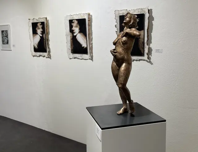 Andrea Hinterberger
„Verbotene Schrift"
Triptychon 2020 an der Wand 

und im Vordergrund "Bauchgefühl" von Christine Perseis, Bronze, 6.700 € | Foto: Josef Goldhofer