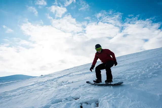 Eine 37-jährige Skifahrerin wurde am 18. Februar 2026 von einem bislang unbekannten Snowboarder von hinten erfasst. Der Snowboarder setzte seine Fahrt ohne anzuhalten fort. | Foto: smarterpix (Symbolbild)