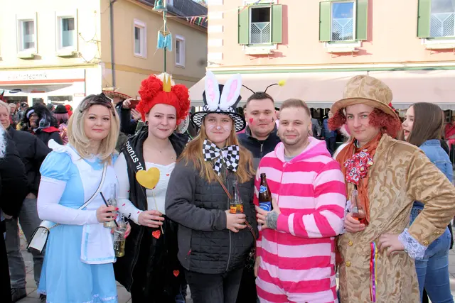 Zahlreiche Gäste genossen den schönen Faschingsnachmittag. | Foto: Cescutti