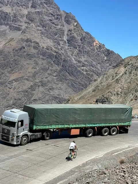Friends on the road: Lkw-Fahrer auf der Bergetappe grüßten Örtsch immer freundlich. | Foto: privat