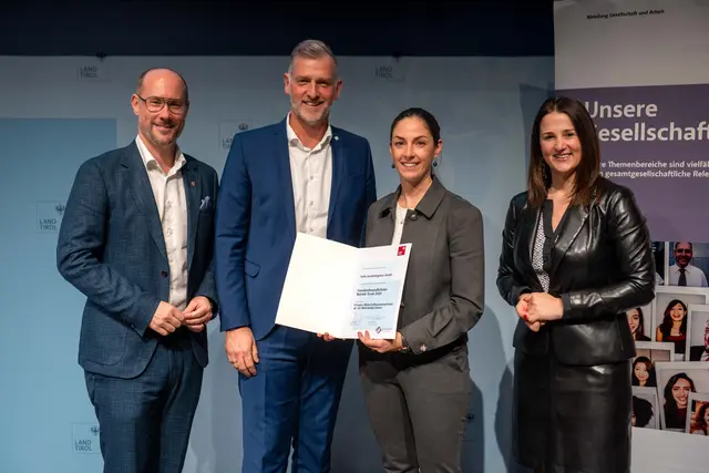 In feierlichem Rahmen durften hollu GF Simon Meinschad (2.v.l.) und Madlin Borth, Abteilungsleiterin hollu Personalmanagement (3.v.l.), die Auszeichnung „Familienfreundlichster Betrieb Tirols 2025“ von Familienlandesrätin Astrid Mair (re.) und Wirtschaftslandesrat Mario Geber (li.) entgegennehmen. | Foto: hollu
