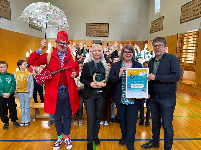 Edouard Raix (Clown Dudu), Marion Gehrsitz (Direktorin SMS Bad Vöslau), Petra Schön (Geschäftsführerin Klimabündnis Niederösterreich), Christian Flammer (Bürgermeister Stadtgemeinde Bad Vöslau), sowie im Hintergrund Schüler:innen der SMS Bad Vöslau. | Foto: SMS BV