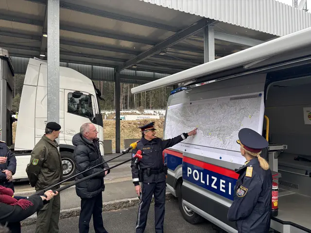 Einsatzleiter Armin Lukmann zeigte anhand der Karte auf der mobilen Einsatzzentrale, wo zusätzlich noch Grenzkontrollen stattfinden. | Foto: MeinBezirk.at/Karlbauer