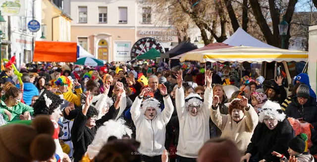 Die Nebenfahrbahn am Voitsberger Hauptplatz war am Faschingdienstag prall gefüllt. | Foto: J. Reicher/Stadtgemeinde Voitsberg