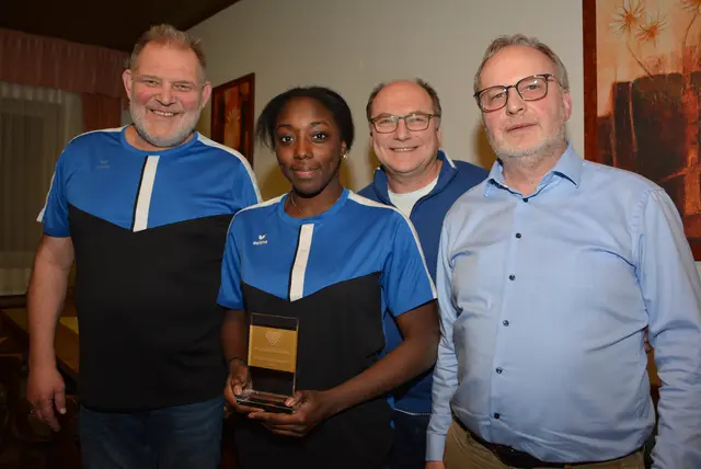 Freuen sich mit der frisch gebackenen Sportlerin des Jahres Gaida Shadi (2. v. l.): Walter Hanl und Gerald Resch (Sektion Judo) sowie SVG-Obmann Egon Atteneder (v. l.).

 | Foto: SVG