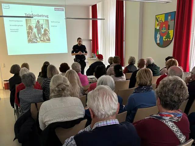 Bei Seniorinnen liegt der Fokus auf Sicherheit im Alltag. Sie können einem Vortrag der Grätzlpolizei lauschen und Fragen stellen. | Foto: BV14