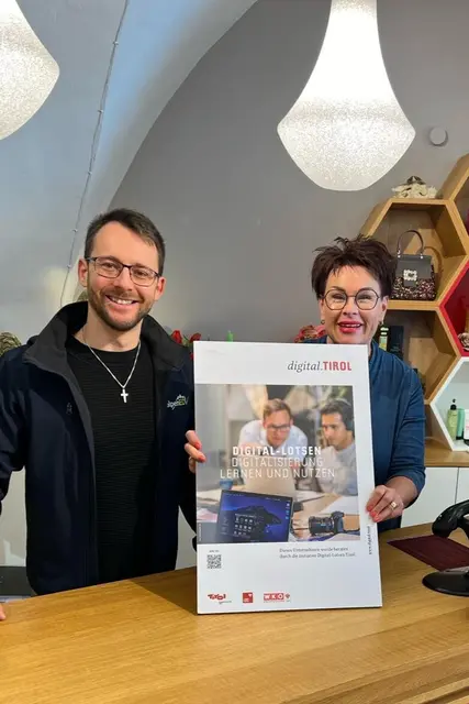 Das Digital-Lotsen-Programm bietet Tiroler Unternehmen mit stationären Geschäften Hilfe bei der Digitalisierung. Sie erhalten direkt vor Ort kostenlose Unterstützung durch IT-Expert:innen – sogenannte „Digital-Lotsen“.  | Foto: Stadtmarketing Hall in Tirol
