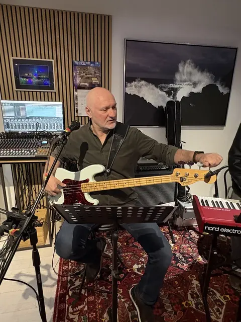Wolfgang Klöckl ist seit Herbst 2025 am Bass dabei. | Foto: Hot Pretzels