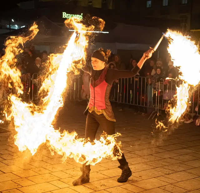 Die Feuer-Show Fenfire begeisterte das Publikum mit Ihren waghalsingen Feuer-Beiträgen!
