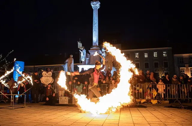 Die Feuer-Show Fenfire begeisterte das Publikum mit Ihren waghalsingen Feuer-Beiträgen!