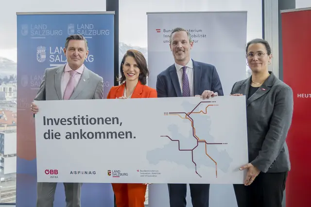 Rund 360 Millionen Euro wollen ÖBB und ASFINAG heuer in Salzburgs Mobilitätsinfrastruktur investieren. Im Bild v.l.: Verkehrsminister Peter Hanke, Landeshauptfrau Karoline Edtstadler, ASFINAG-Vorstandsdirektor Hartwig Hufnagl sowie ÖBB Infra AG-Vorstand Judith Engel bei der Präsentation des Mobilitätspakets für Salzburg.  | Foto: Land Salzburg/Neumayr/Leopold