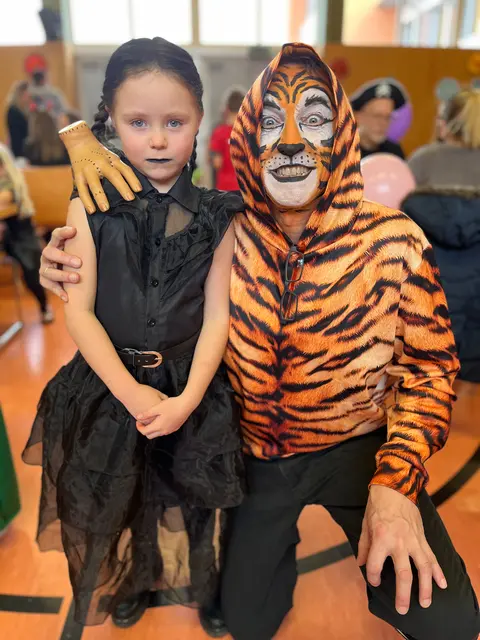 Beim Kindermaskenball in Riedau legten sich auch so manche Erwachsene in Sachen Kostümierung ins Zeug. | Foto: Windhager/ÖVP Riedau