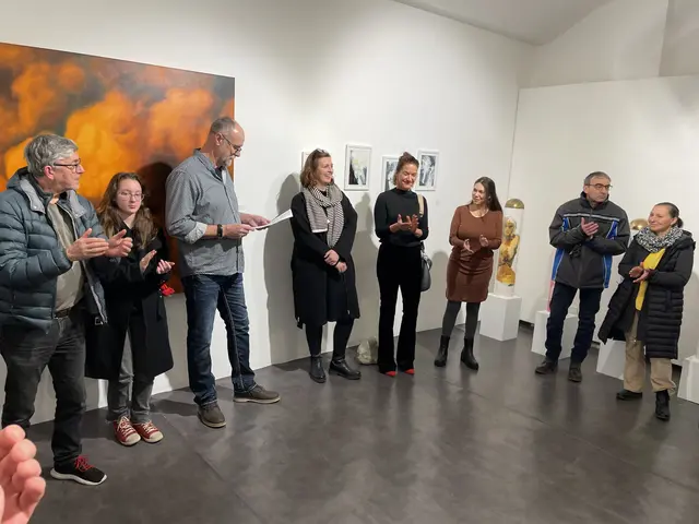 Einleitende Worte von Günther Schafellner, 3. vl, Hanna Kirmann, Künstlerin und stv. Vorsitzende der Gilde, Bildhauerin Christine Perseis und Simone Thurner, deren großes Bild im Hintergrund zu sehen ist: „Wolken II“  | Foto: Josef Goldhofer