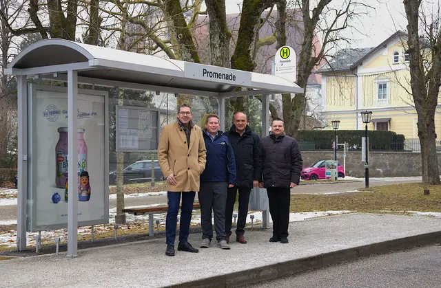 Etwa die Hälfte aller städtischen Autobus-Haltestellen ist mit Wartehäuschen ausgestattet. Im Bild (v. l.): der Steyrer Bürgermeister Markus Vogl, der Leiter des städtischen Verkehrsbetriebes Georg Stimeder sowie Alfred Stadler und Helmut Reiterer vom Werbering. | Foto: Magistrat Steyr | Presse