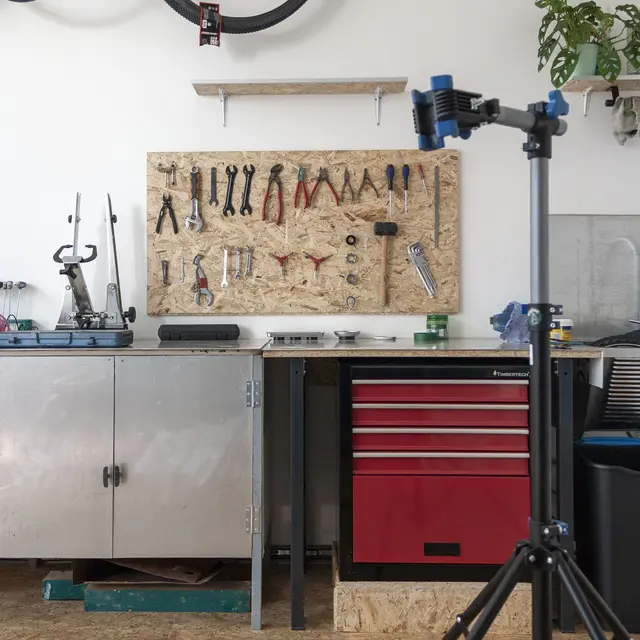 In der Selbstreparaturwerkstatt können Kundinnen und Kunden ihr Fahrrad mit professioneller Unterstützung selbst instand setzen. | Foto: Biclou Atelier