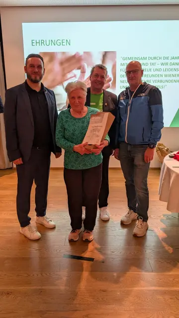 Christine Schmid mit ihrer Ehrung für 60 Jahre Mitgliedschaft | Foto: Naturfreunde WN