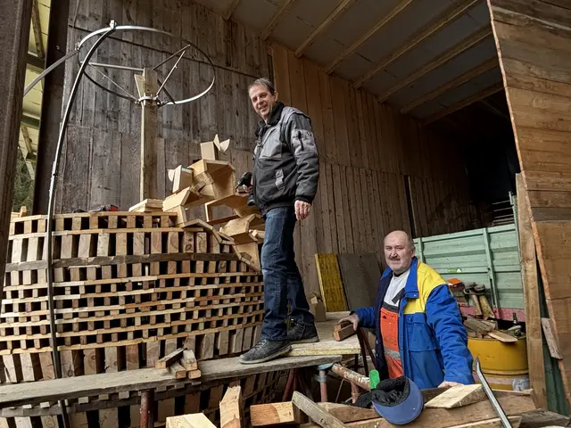 Manfred Pappel und Erwin Stelzl zählen zum harten Kern des Brauchtumsvereins und sind maßgeblich an der Gestaltung des Holzostereies beteiligt. | Foto: MeinBezirk/Waltraud Fischer