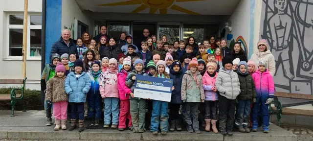 Der Ausschuss für Schul-, Kindergarten-, Kultur- und Sportangelegenheiten der Gemeinde St. Florian am Inn unter der Leitung von Obmann Hermann Jäger übergab einen 500-Euro-Dankesscheck an die Volksschule St. Florian am Inn. | Foto: Gemeinde St. Florian am Inn