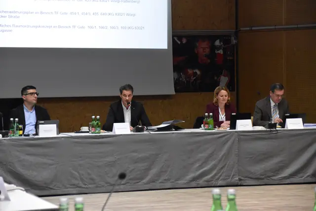 "Ich glaube, es ist nicht sinnvoll, dass man jede Woche Ergebnisse präsentiert", erklärte Bürgermeister Riedhart.  | Foto: Barbara Fluckinger