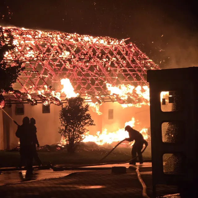 Einer der aufsehenerregendsten Brände im Jahr 2025 war das Großfeuer, das das Heimathaus in Stinatz zerstörte. | Foto: Bezirksfeuerwehrkommando Güssing