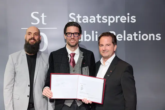 Christoph Oberndorfer (Leitung Fachbereich Marketing/Internet, Abt. Öffentlichkeitsarbeit), Florian Kurzthaler (Vorstand Abt. Öffentlichkeitsarbeit) und Martin Pfanner vom Kuratorium für Verkehrssicherheit nahmen den Preis für die Kampagne "Voll paniert. Leben riskiert." entgegen. | Foto: PRVA/Schedl