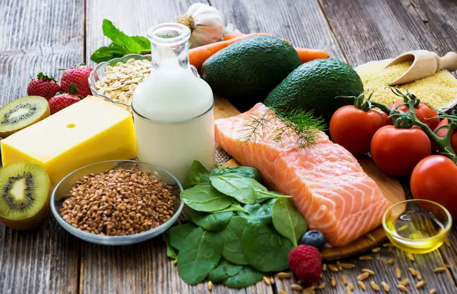 Jede Mahlzeit sollte ausgewogen sein und Eiweiß wie Hülsenfrüchte, Topfen, Joghurt, Eier, Fleisch oder Fisch enthalten | Foto: Daniel Vincek/ stock.adobe.com