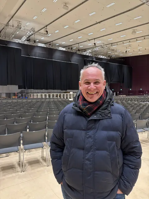 Christof Strimitzer sorgt in der Stadthalle für die richtigen Rahmenbedingungen.  | Foto: MeinBezirk/Markus Kropac