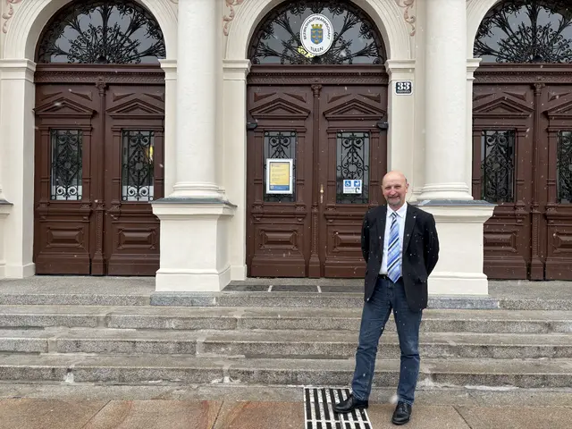 Seit 20 Jahren ist er im Amt - Bezirkshauptmann Andreas Riemer. | Foto: Victoria Edlinger