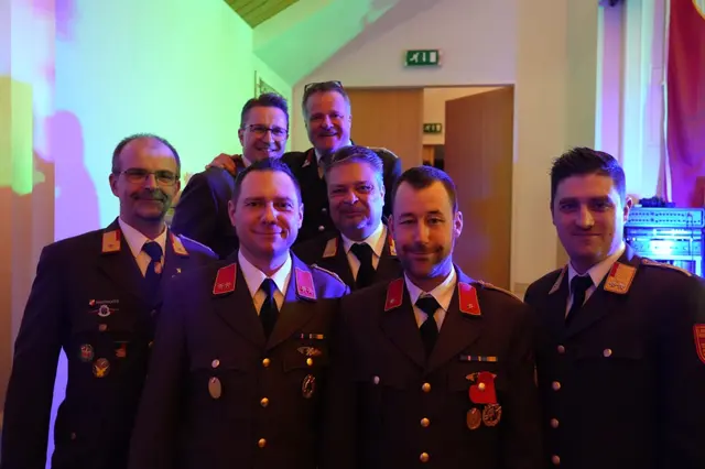 Partylöwen in Uniform unter sich. | Foto: privat