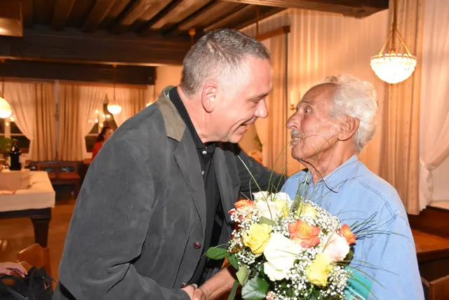Karl Hohensinner mit Michael Gert im Blumensträußl.  | Foto: Robert Zinterhof