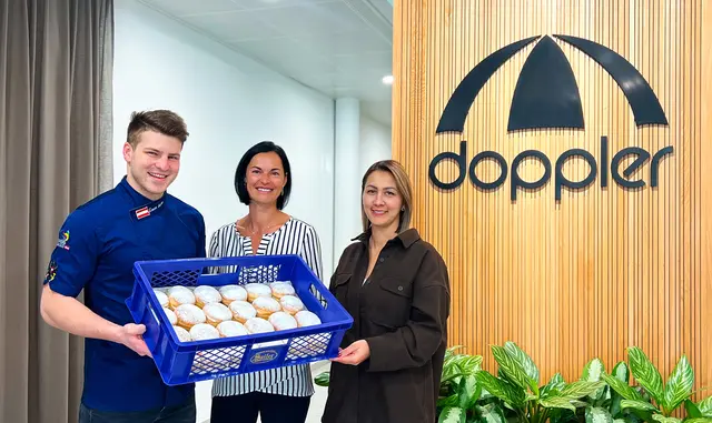 Bäckermeister Simon Sailer übergibt die Krapfen an die Firma Doppler. | Foto: Doppler