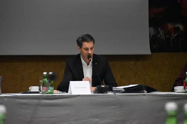 Bürgermeister Michael Riedhart verwies in seiner Beantwortung von Fragen wiederholt auf den Bäderbeirat. Dort würden Fragen beantwortet.  | Foto: Barbara Fluckinger