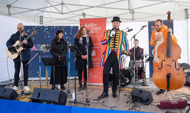 Die Live-Band "Kaffeehausdisco" mit Eulenpräsident Christian Guttmann eröffnete den Kinderfasching