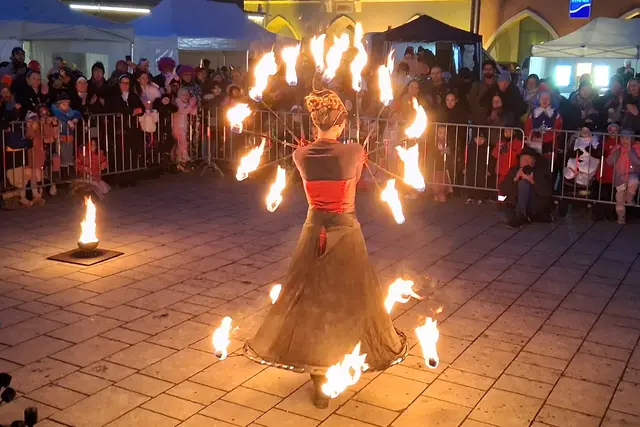 Die Feuer-Show Fenfire begeisterte das Publikum mit Ihren waghalsingen Feuer-Beiträgen!