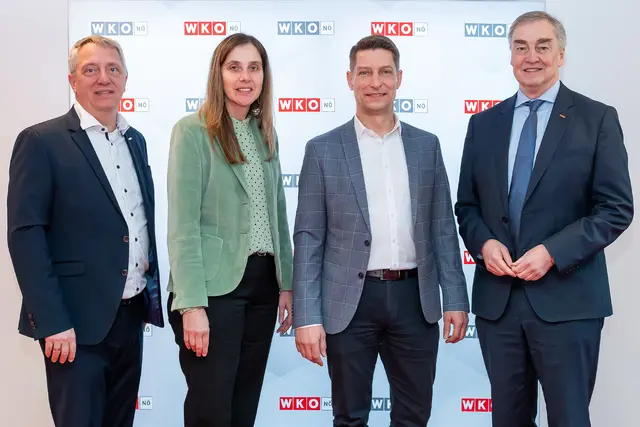 WKNÖ-Spartengeschäftsführer Alexander Schrötter, Direktor-Stellvertreterin Maria Gindl, Vorstand der Rail Cargo Austria Christoph Grasl und WKNÖ-Vizepräsident Christian Moser. | Foto: Andreas Kraus